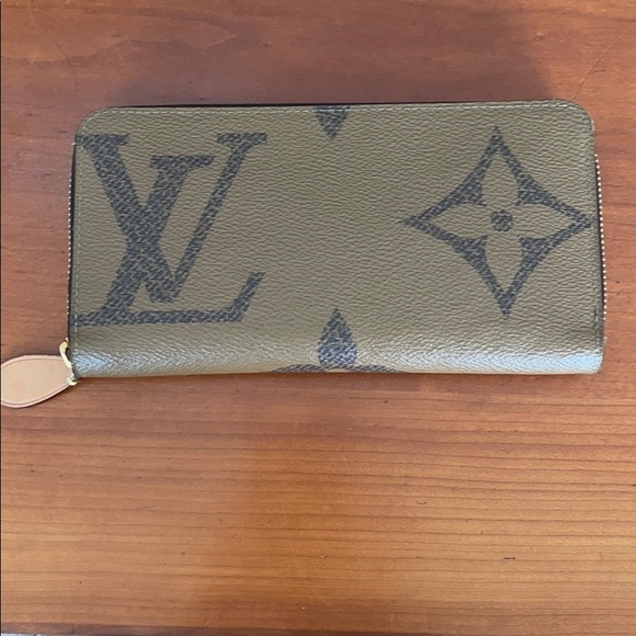 Louis Vuitton - Picture 1 of 12